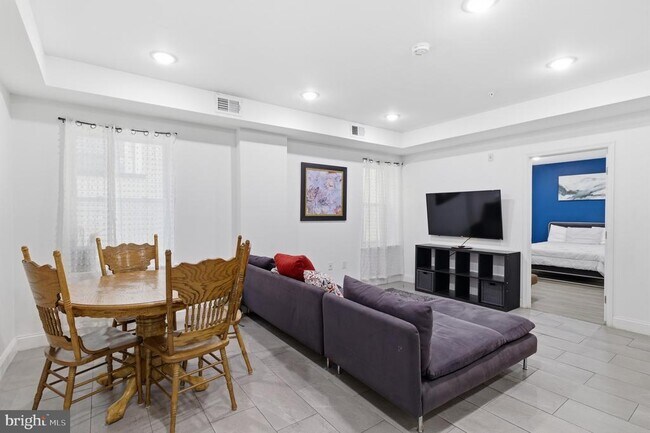 Building Photo - 925 N Broad St