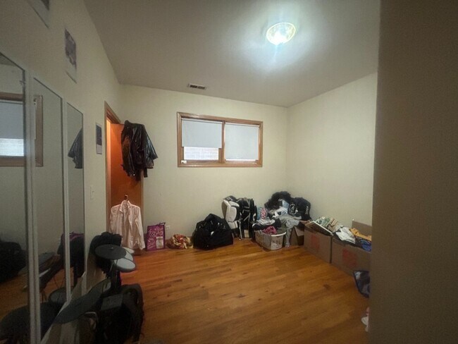 Building Photo - Top Floor Duplex Up, 3bd/2bth with Two Large Private Decks, Avail 8/1