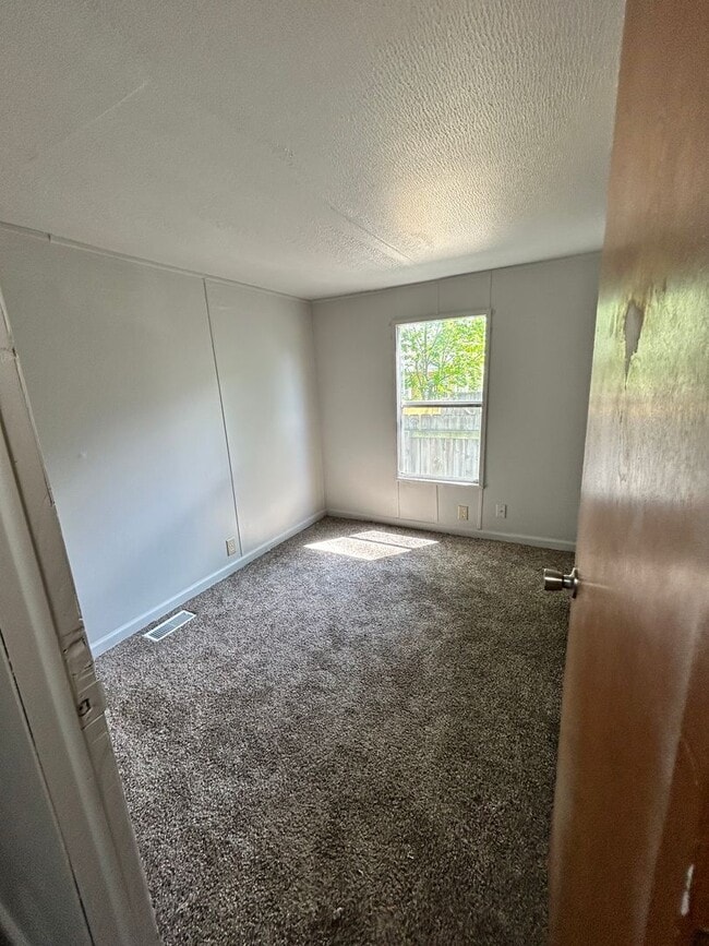 Building Photo - Three bedroom trailer