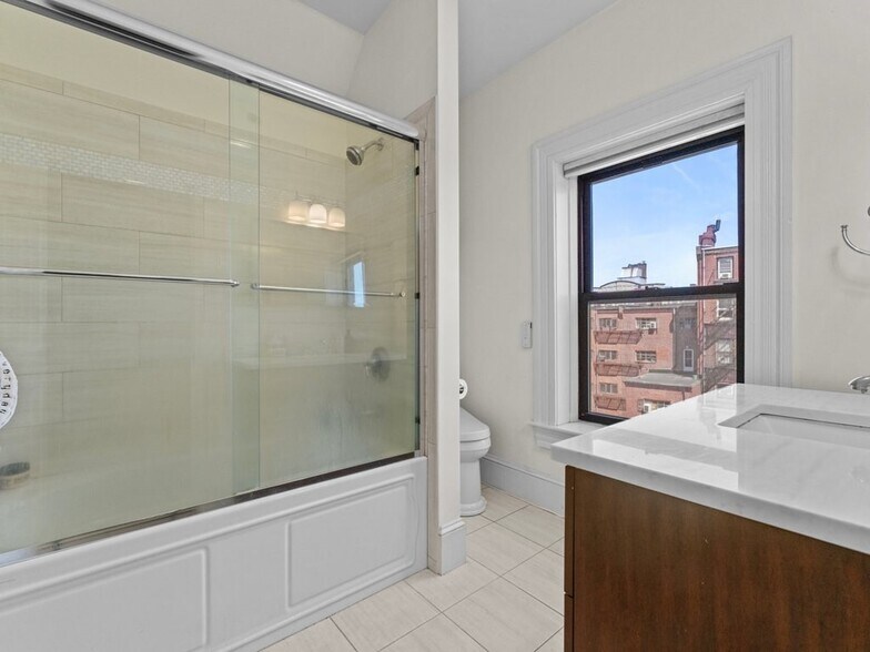 Building Photo - 433 Marlborough St