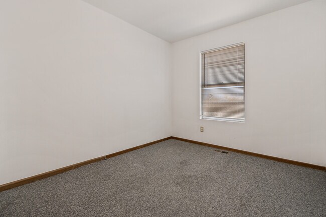 Building Photo - 1121 W Hillcrest Dr