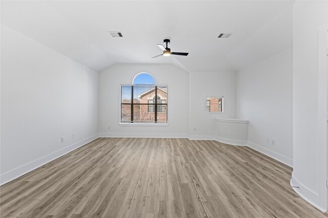 Building Photo - 5941 S Loop E