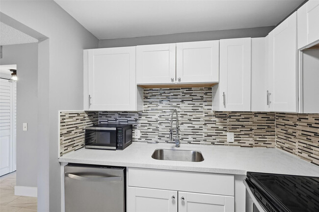 Building Photo - 436 Fanshaw K