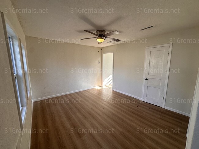 Building Photo - $925 - 3 bedroom/ 1 bathroom - Single Family Home