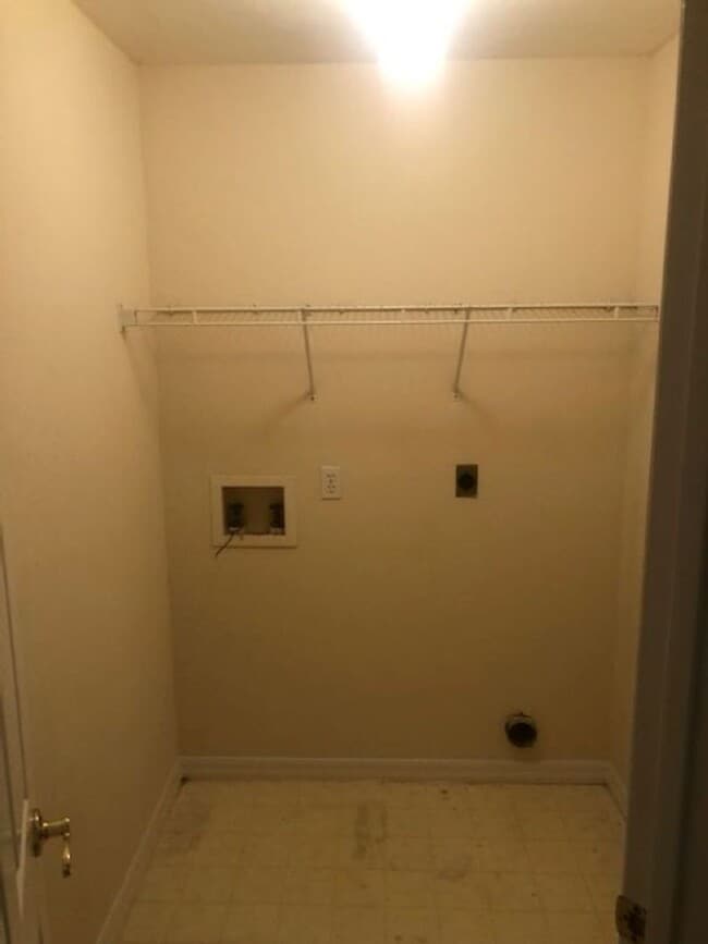 Building Photo - 4 Bedroom/2 Bath located in Broadmoor