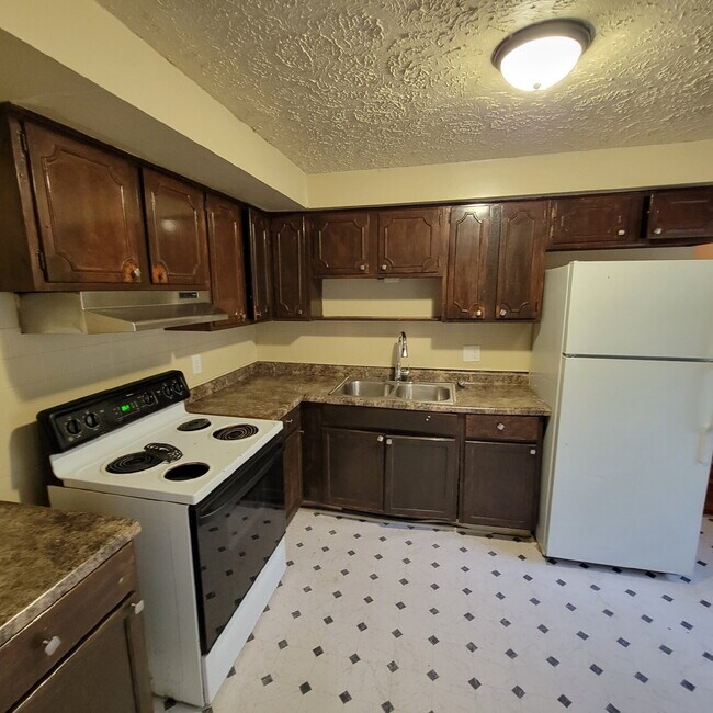Building Photo - 4BR/2BA House w/Garage!