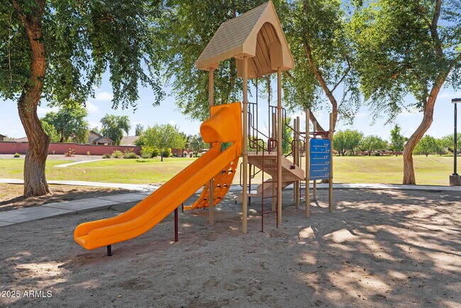 Building Photo - 10226 E Lakeview Ave