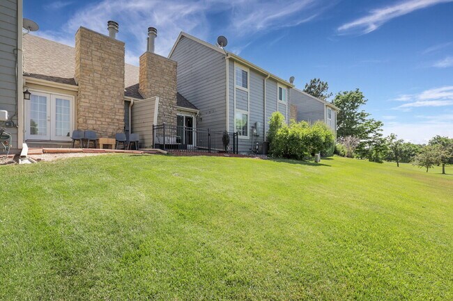 Building Photo - $2,400 - 3 Bed, 2.5 Bath Townhome with Fin...