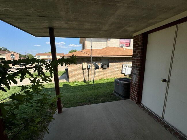 Building Photo - 1306 Monroe Loop