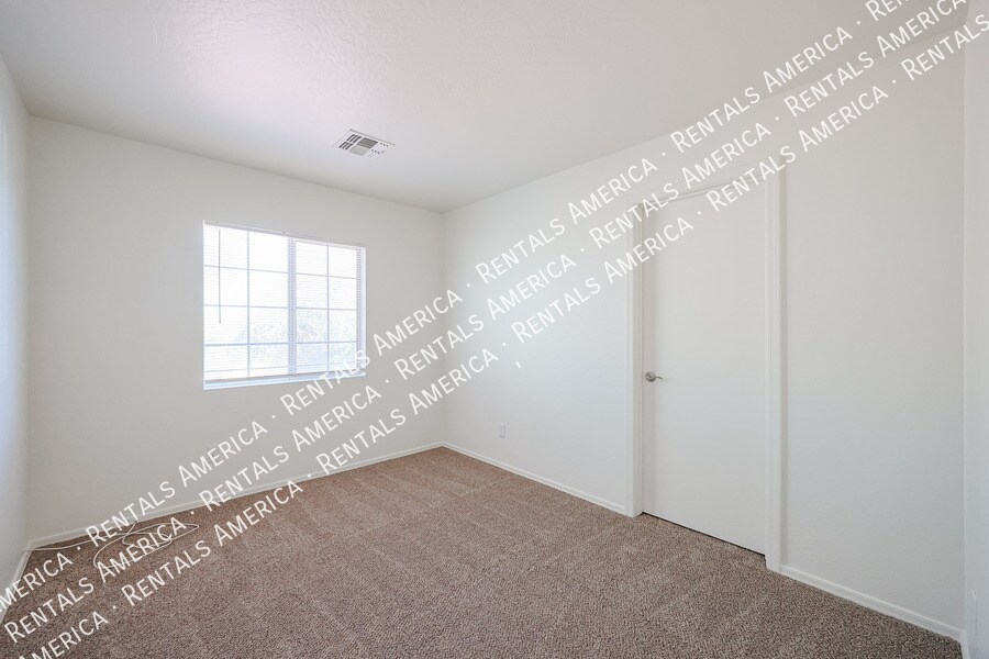 Building Photo - 17747 W Ventura St