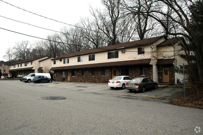 Building Photo - 18-24 Star Lake Rd