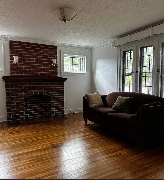 Building Photo - 9 Hickory St