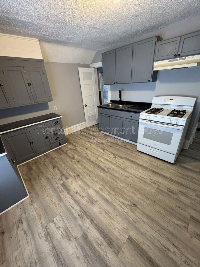 Building Photo - 4209 N Bryant Ave