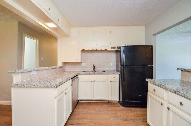 Building Photo - 5405 Southlea St