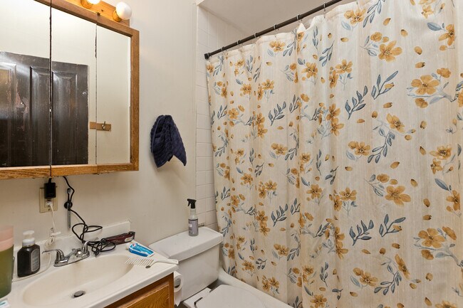 Building Photo - 1541 W Barry Ave