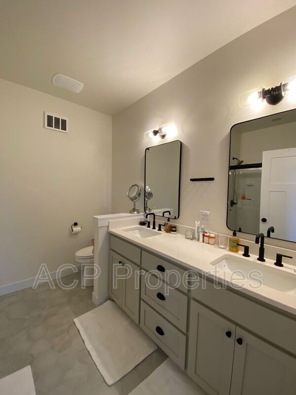 Building Photo - 1285 Salix Ln