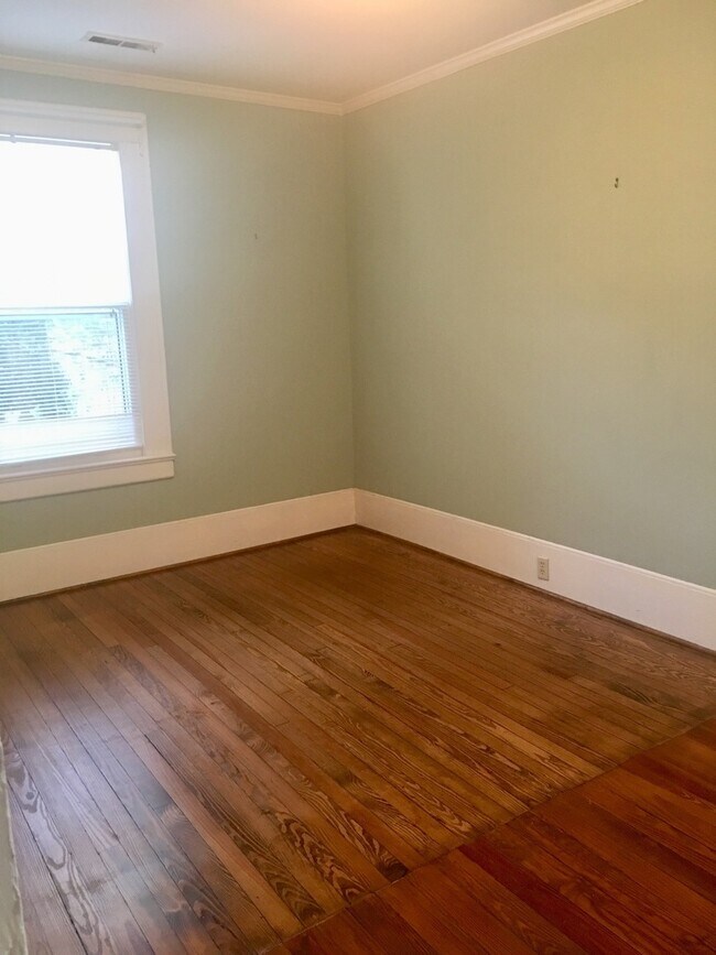 Building Photo - Charming and spacious 3 bedroom cottage in downtown Conway!