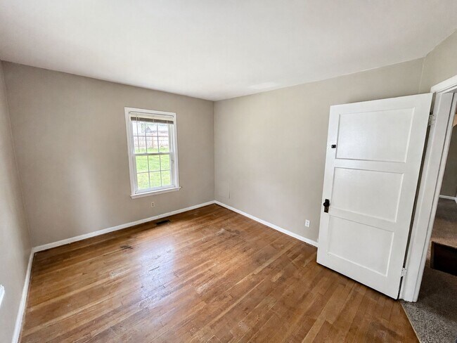 Building Photo - 627 Golfview Dr