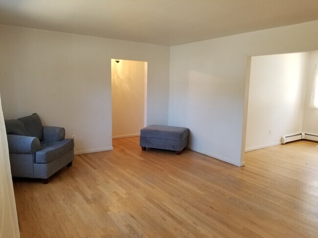 Living Room: 18’ x 13’ - 123 Meyer Oval