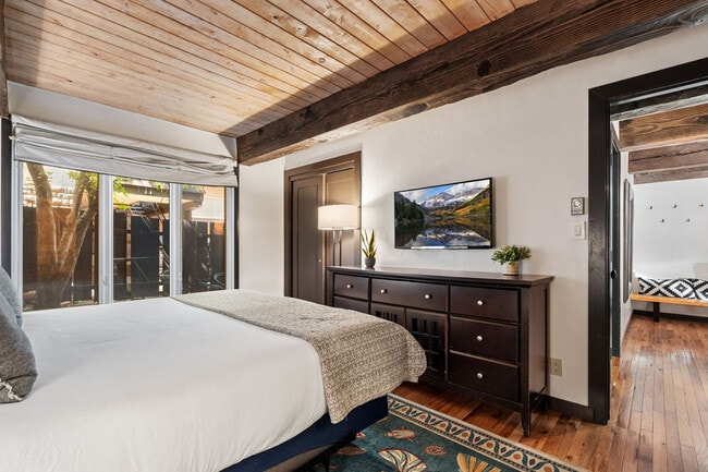 Building Photo - 1039 E Cooper Ave