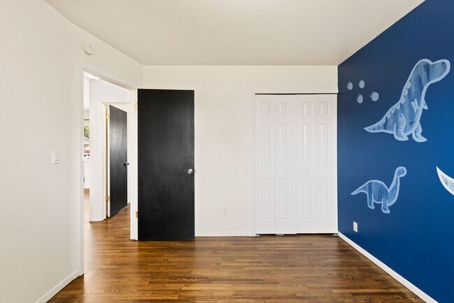 Building Photo - 4 bedroom with large backyard