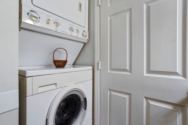 Building Photo - Furnished Duplex