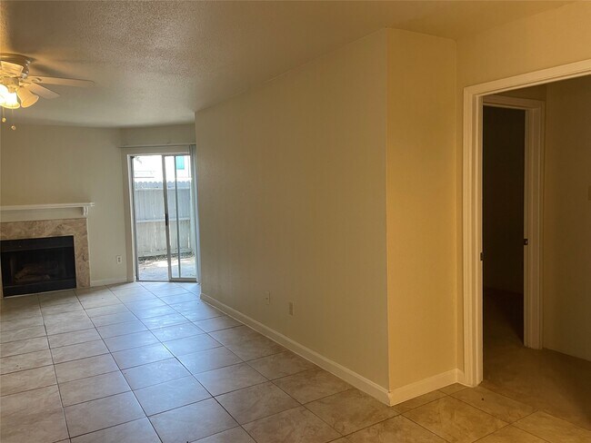 Building Photo - 9797 Leawood Blvd