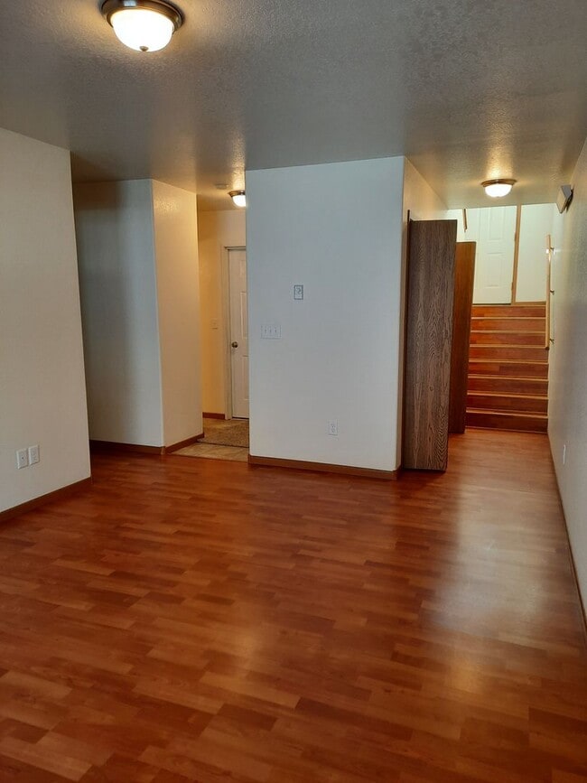Building Photo - 2 BED | 2 BATH | TOWNHOME | SINGLE GARAGE ...