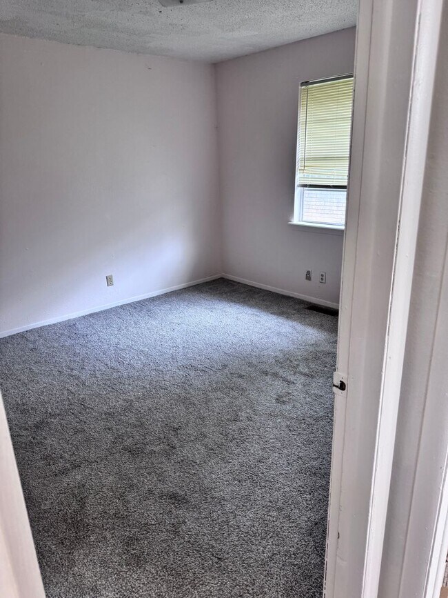 Building Photo - 2 Bedroom 1 Bath Duplex