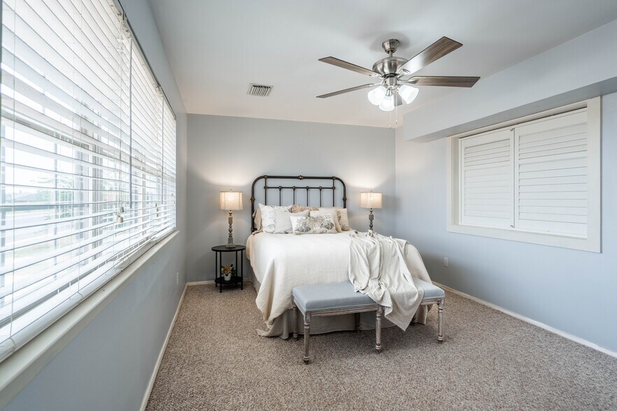 Building Photo - 216 E 91st St
