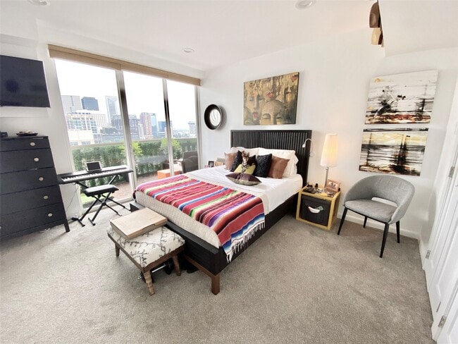 Building Photo - 2016 Main St