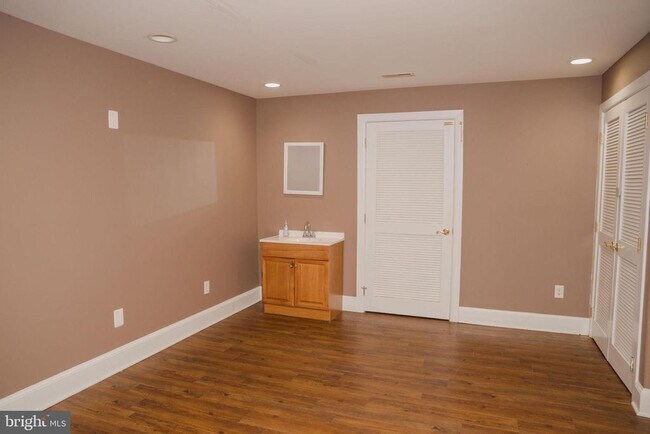 Building Photo - 6902 Tower of London Dr