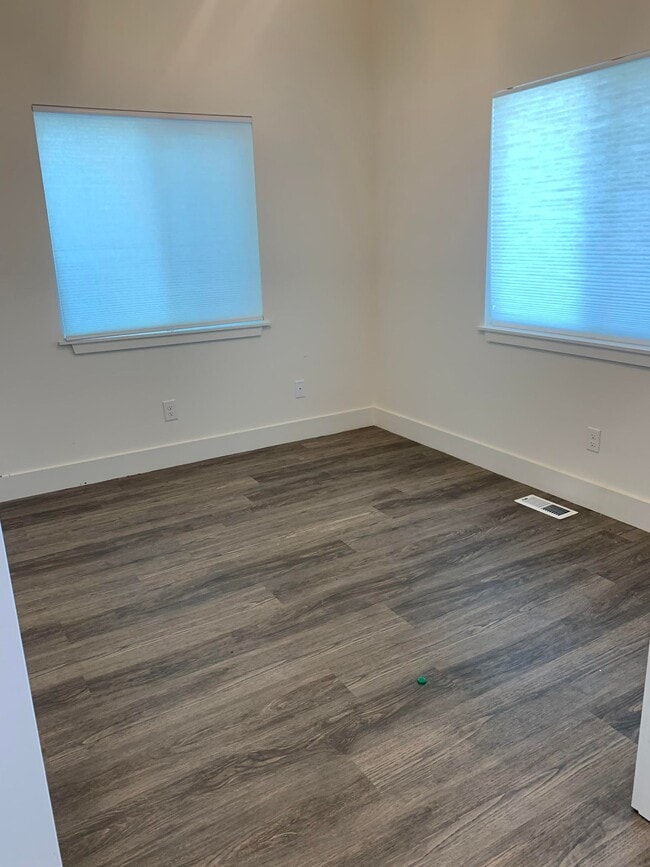 Building Photo - 917 9th Ave N