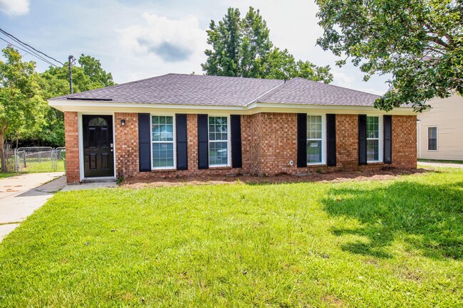 Building Photo - ** 3 bed 1 bath located in Montgomery East...