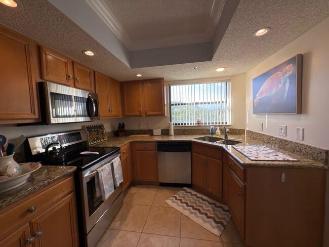 Building Photo - 700 Uno Lago Dr