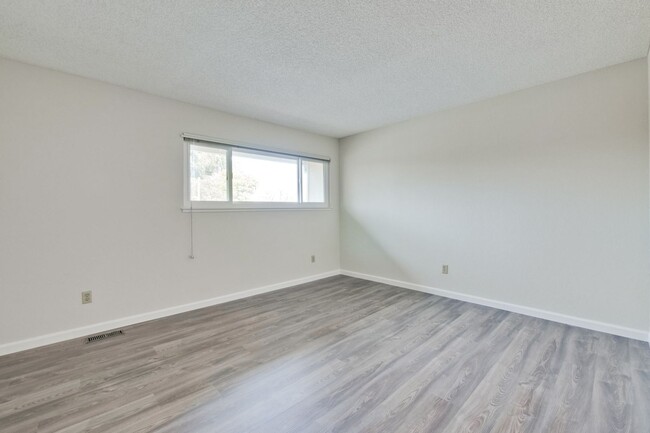 Building Photo - Lovely and Spacious 2BR 2.5BA Condo in Gre...