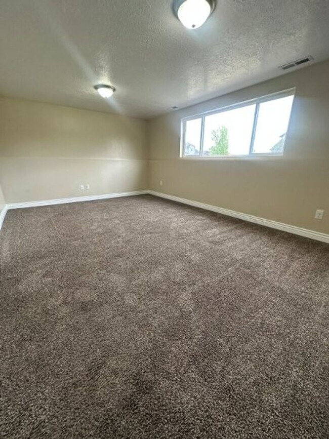 Building Photo - Spacious & Affordable! 5 Bed 2 Bath Home f...