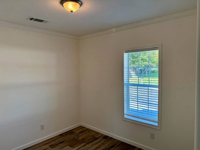 Building Photo - 956 N Colonial Cir