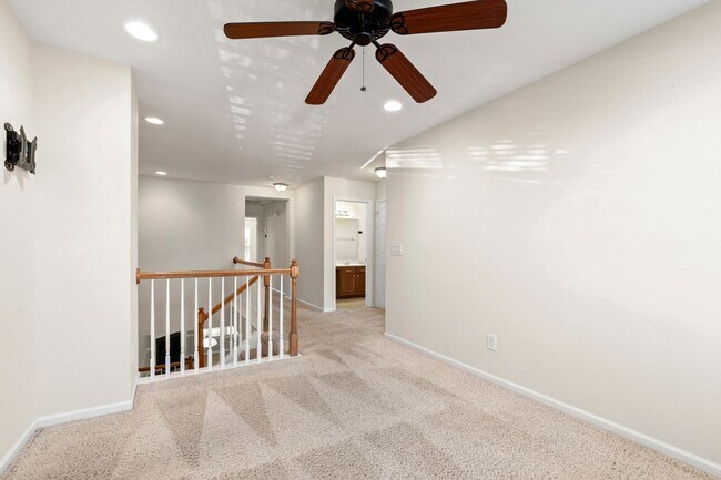 Building Photo - Charming 2-Bedroom Townhome in Desirable R...