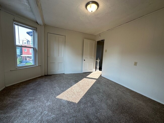 Building Photo - Stunning One Bedroom in Oakland! Second Floor Unit, Ample Natural Light & More!! Call Today!