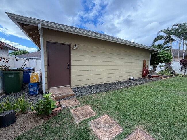 Building Photo - Spacious 4-Bedroom Ewa Beach Home with Den...