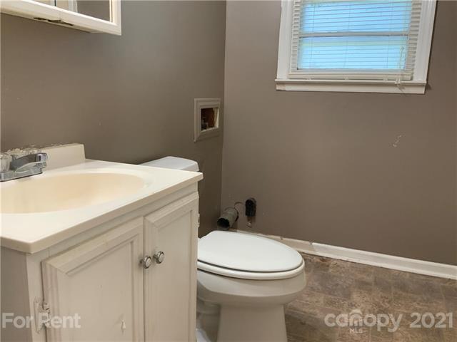 Building Photo - 2320 Woodbridge Dr