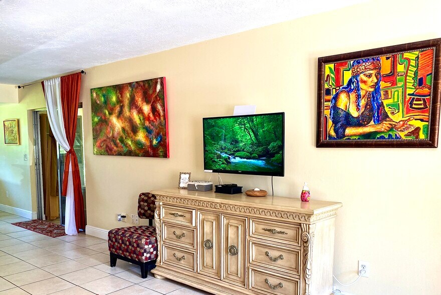 Building Photo - 2633 Kinnon Dr