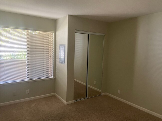 Building Photo - Light and Bright Monterey Condo!