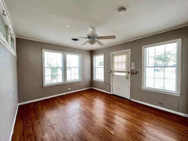 Building Photo - 703 W Olmos Dr