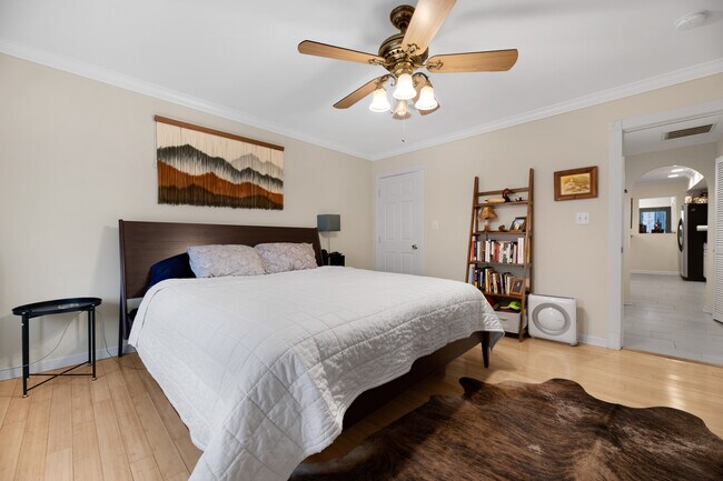 Building Photo - 1233 Raum St NE