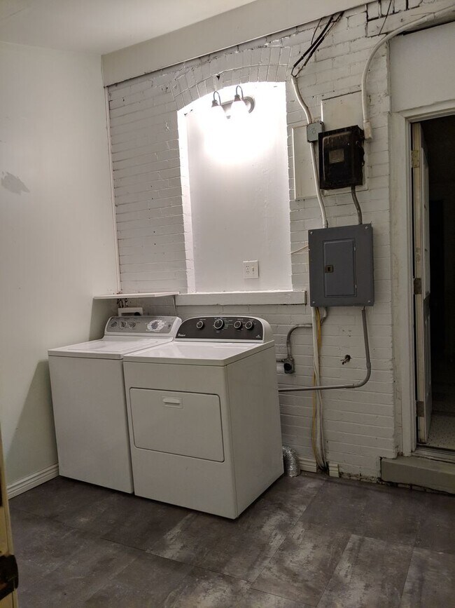 Building Photo - Beautiful Home!  Perfect combo of old world charm with modern finishes & ammenities!