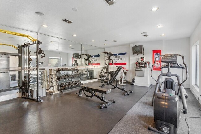 Building Photo - 5934 Sandhurst Ln