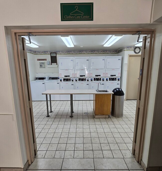 Laundry Room (Entrance) - 5325 Newcastle Ave