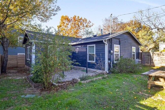 Building Photo - 713 E 45th St